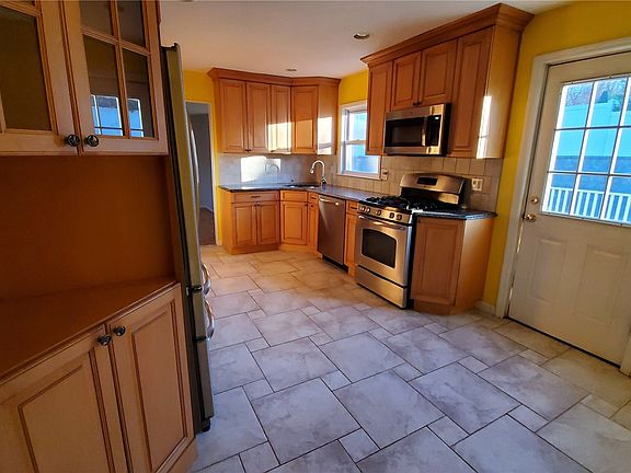 4th image of 328 Woodlawn Ave