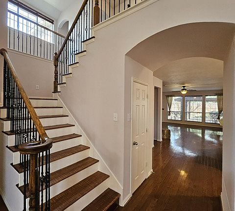 3rd image of 1221 Capital Dr