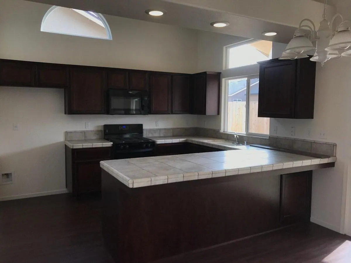 4 bed, 1587 sqft, $2,600 — Photo 2