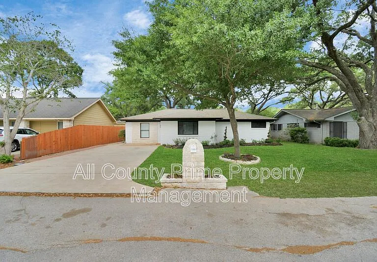 1906 Airline Dr — Photo 1