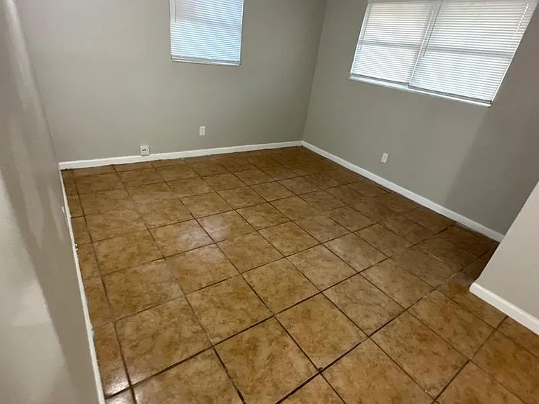 2851 Sophia St — Photo 25