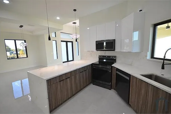 2416 Diplomat Pkwy W — Photo 13