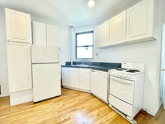 Rented by HOLTON REAL ESTATE INC. | media 2