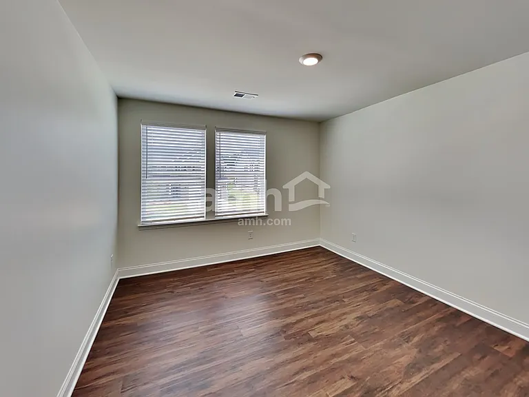 889 Carnaby Ln — Photo 24