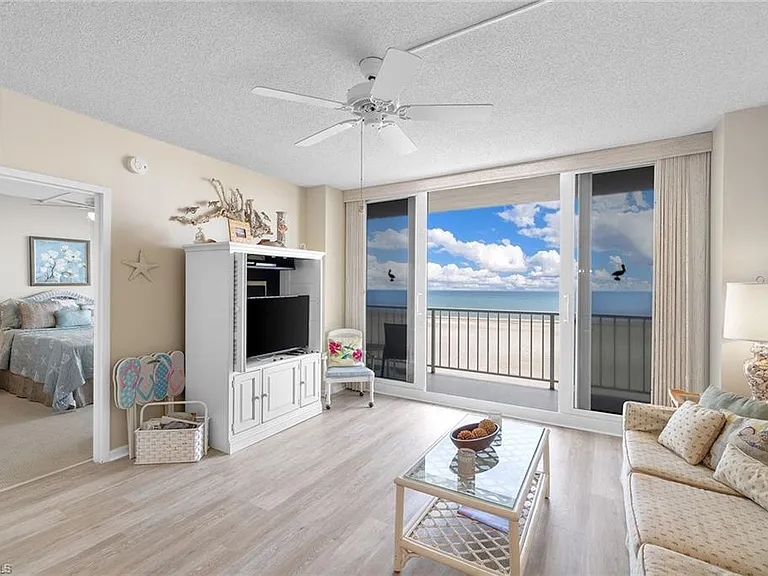 140 Seaview Ct #S902 — Photo 4