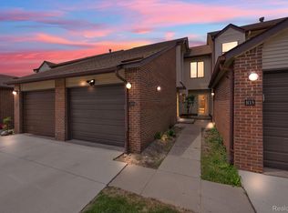 6689 Ridgefield Cir APT 203, West Bloomfield, MI 48322