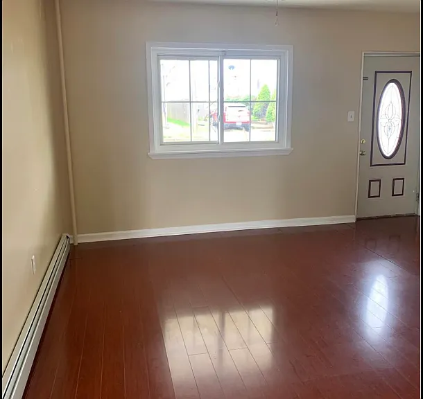 382 E Grove St — Photo 3