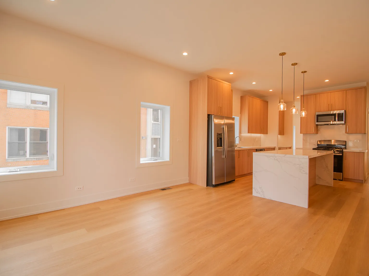 4 bed, 2.5 bath, 2200 sqft, $4,095 — Photo 3