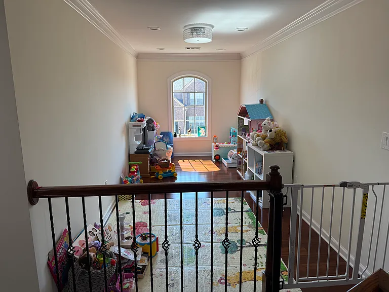 1055 Walters Cir — Photo 7
