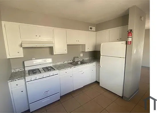 508 Alcazar St SE #A — Photo 3