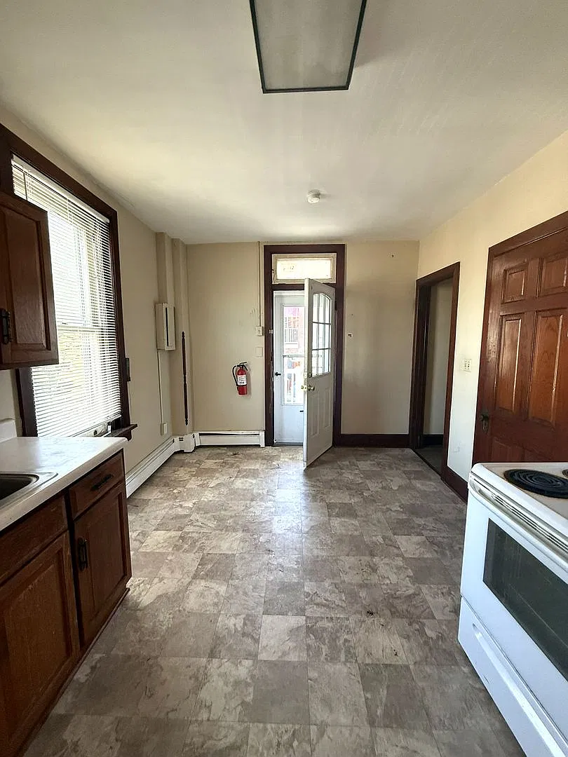 25 E High St 1/2 — Photo 3
