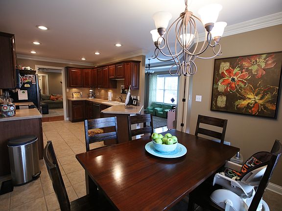 Eat-in kitchen