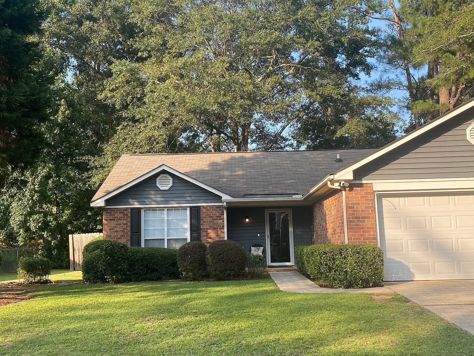 736 Maple Dr SE — Photo 1