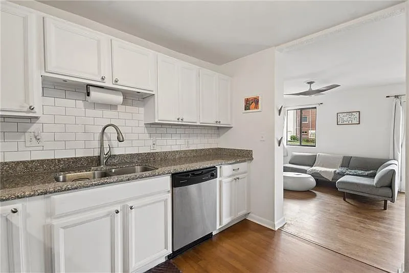 2 bed, 1.0 bath, 804 sqft, $2,000 — Photo 3