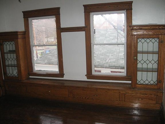window seating in dinning room