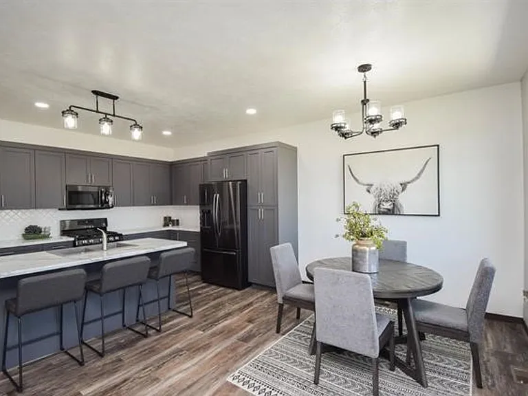 416 E Cairos Pl — Photo 2