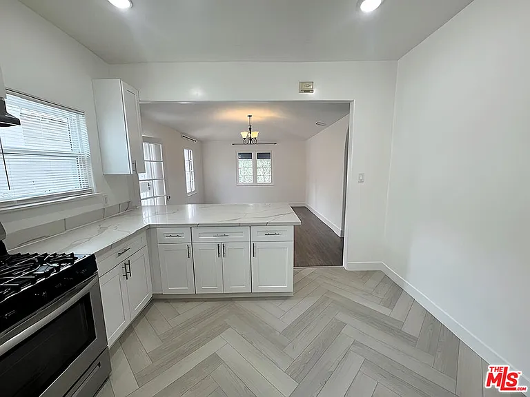 126 1/2 N Hamilton Dr — Photo 11