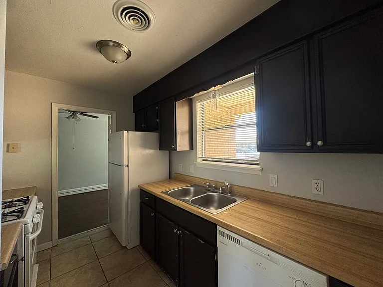 1211 Harvard Dr — Photo 4