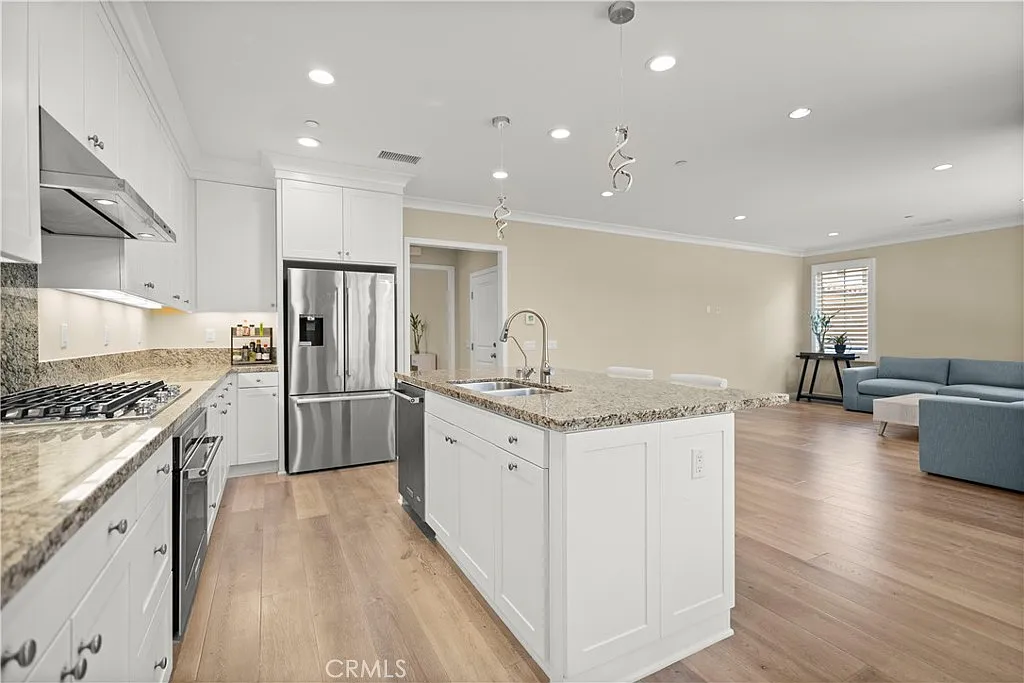 3 bed, 2.5 bath, 2073 sqft, $5,700 — Photo 3