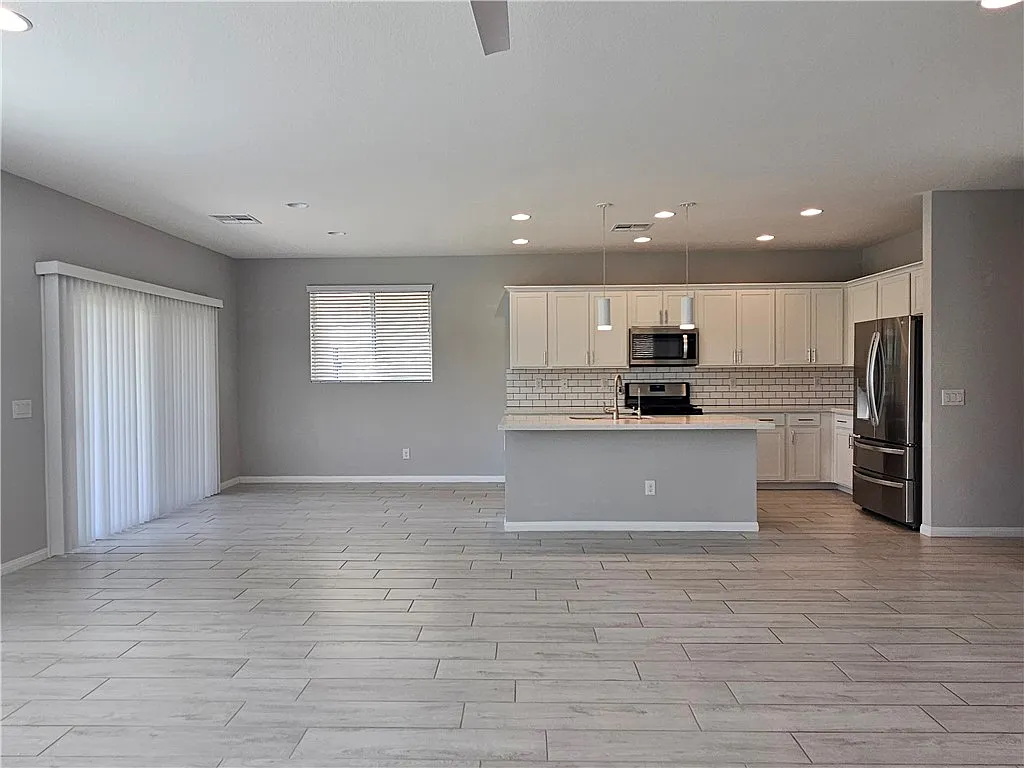 3 bed, 2.5 bath, 2299 sqft, $2,395 — Photo 3