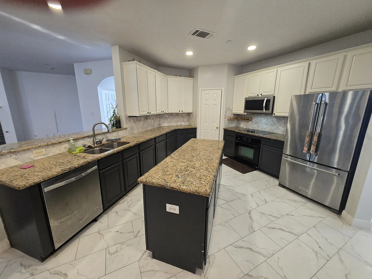 4 bed, 2721 sqft, $3,400 — Photo 3