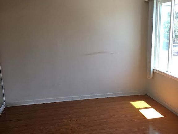 3rd image of 1056 Linden Ave APT C