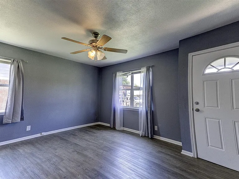 1415 Phoenix Dr — Photo 2