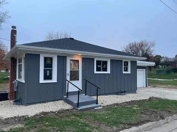 302 S Hill St, Monona, IA 52159