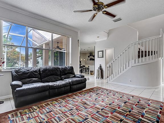 5th image of 652 Stanton Dr