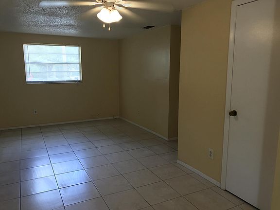 3rd image of 927 N Castle Ct
