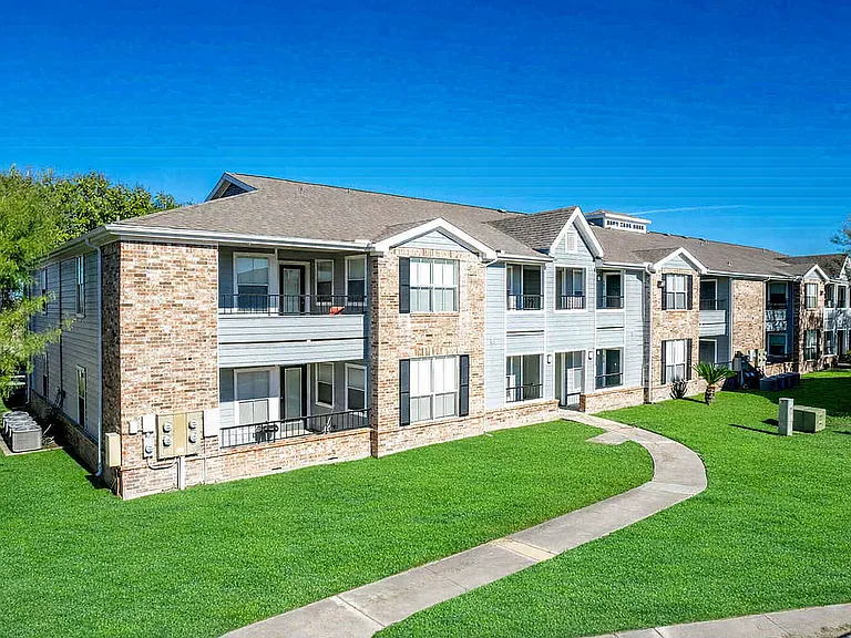 Contigo Exterior Building Green Grass