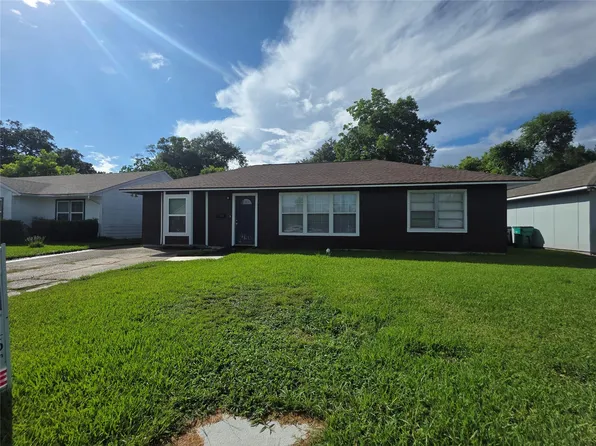 705 N Circle Dr, Baytown, TX 77520