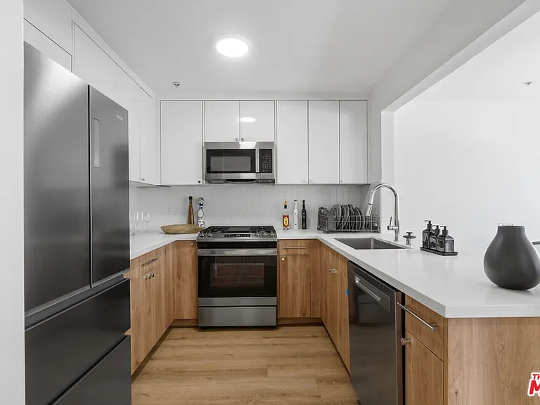 16100 W Sunset Blvd #106 — Photo 4