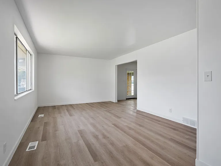 11044 S Temple Dr — Photo 6