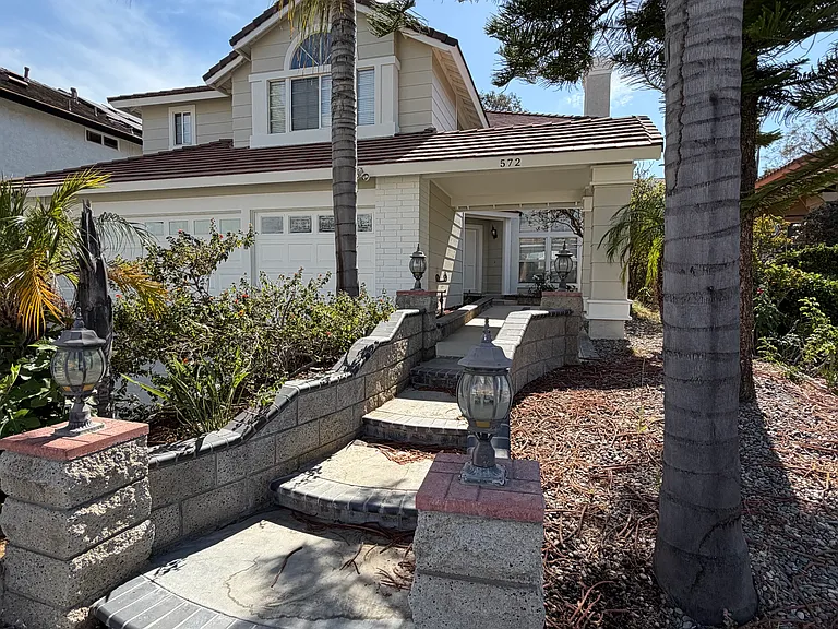 572 Hillsborough Way — Photo 2