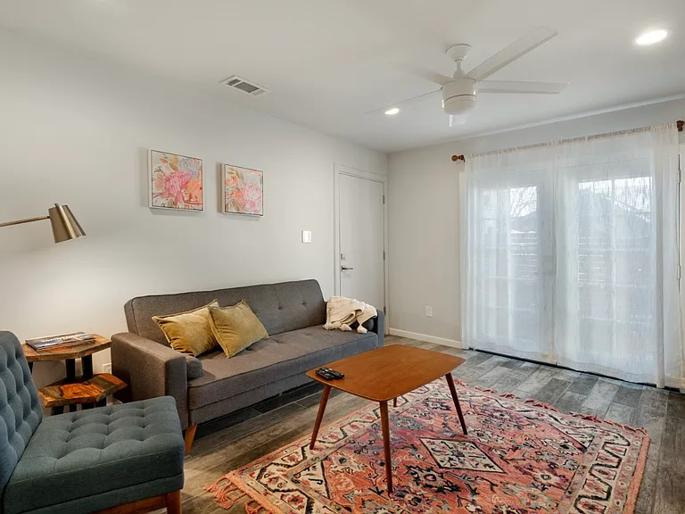 204 Richmond Dr SE #B — Photo 1