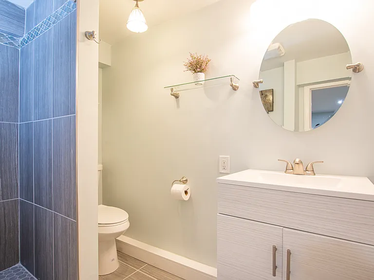 674 Boulevard SE #B — Photo 4