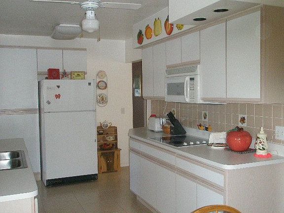 UPDATED KITCHEN WITH SMOOTH TOP RANGE