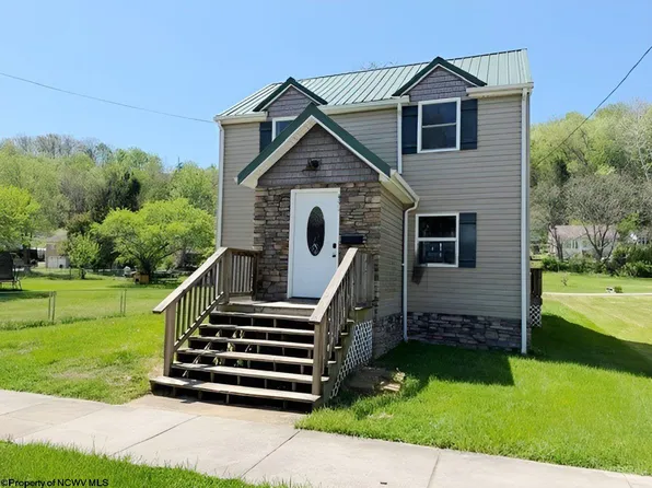 451 Maple Ave, Philippi, WV 26416