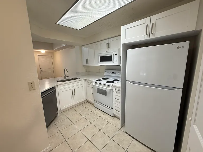 3020 Alcazar Pl #303 — Photo 6
