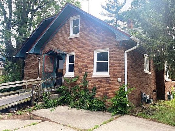 3rd image of 1303 S Oak Ave