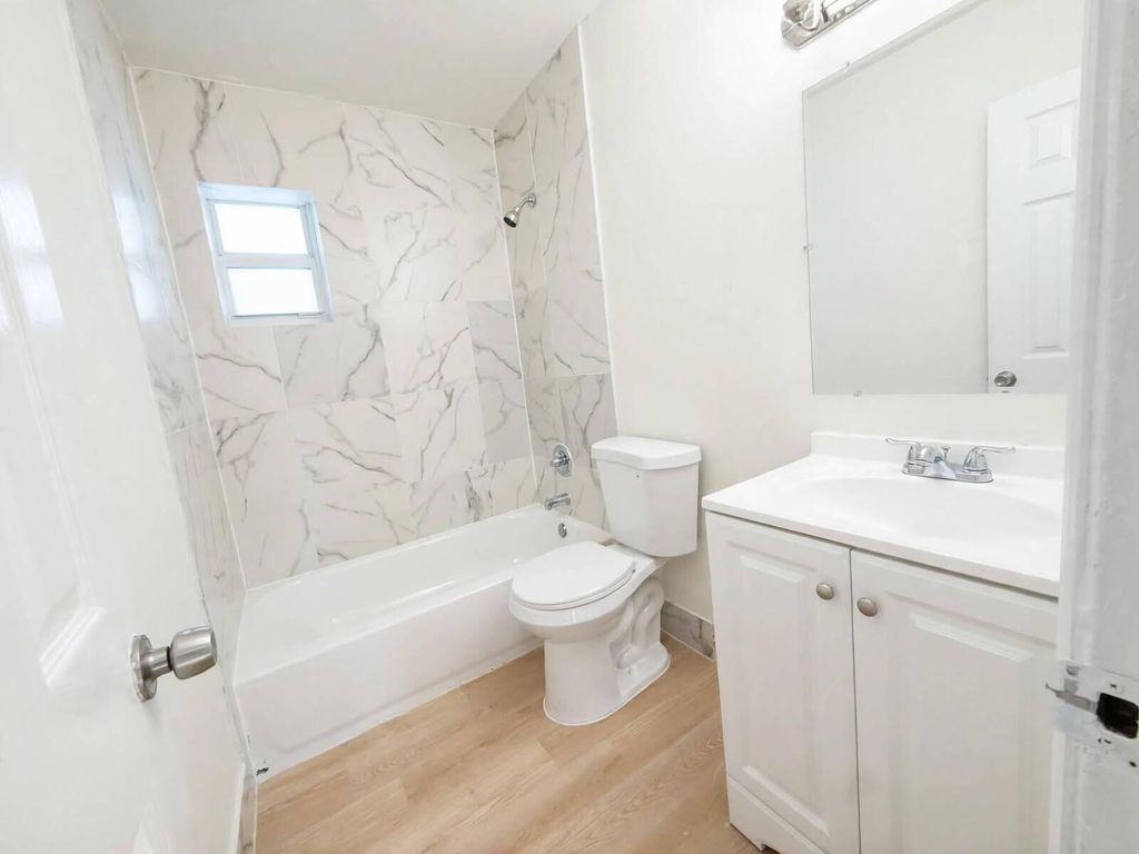 2961 NE 7th Ave APT A, photo 2