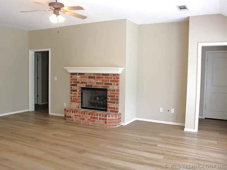 12007 S Cedar Ave — Photo 3