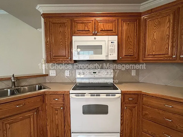 1835 Woodchase Dr — Photo 4