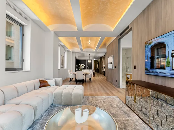 305 East 61st Street 702 image 3 of 17