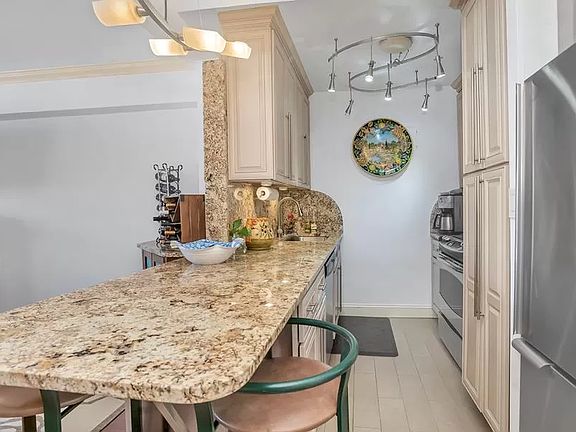 4th image of 445 E 86th St #13DE