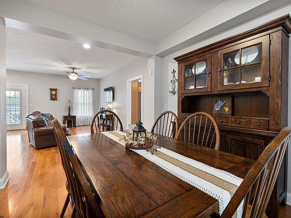 3rd image of 105 Maren Ln