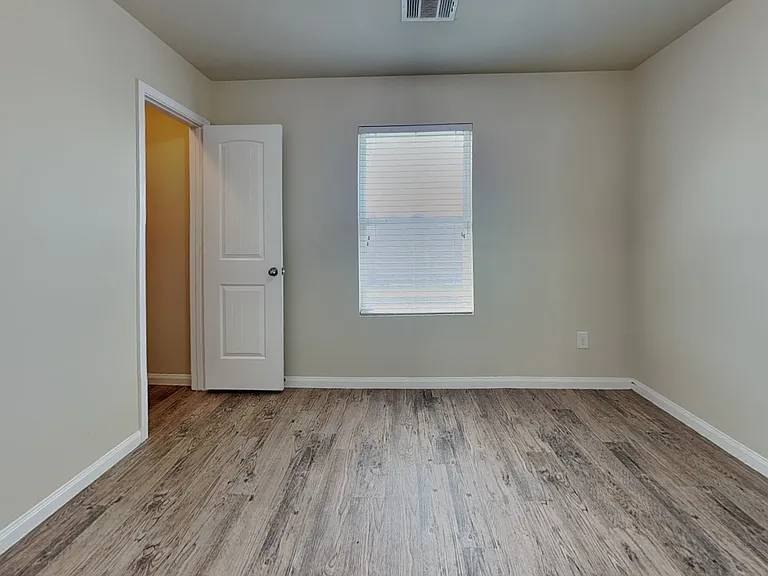 Spacious corner room with neut