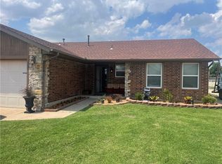 921 SW 11th St, Moore, OK 73160