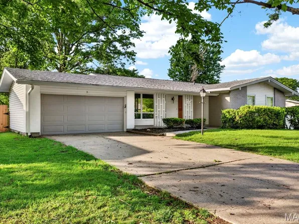 3255 Classic Dr, Florissant, MO 63033